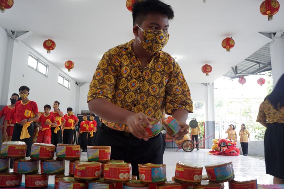 Jaga Tradisi Imlek, SD Kuncup Melati Semarang Bagi-bagi Kue Keranjang-0