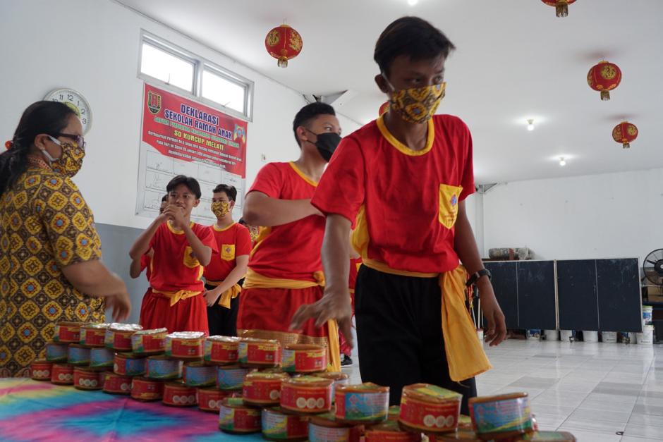 Jaga Tradisi Imlek, SD Kuncup Melati Semarang Bagi-bagi Kue Keranjang-3