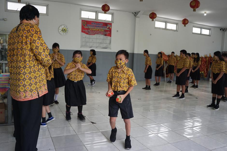 Jaga Tradisi Imlek, SD Kuncup Melati Semarang Bagi-bagi Kue Keranjang-1