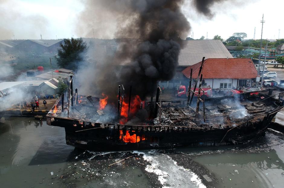 Begini Penampakan 13 Kapal Nelayan yang Hangus Terbakar di Pelabuhan Tegal-4