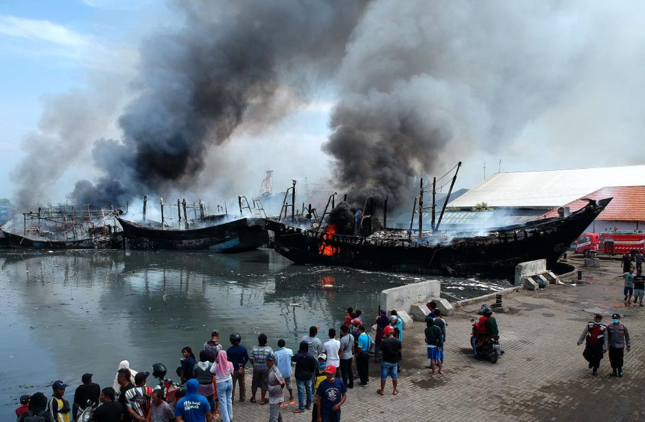 Begini Penampakan 13 Kapal Nelayan yang Hangus Terbakar di Pelabuhan Tegal-3