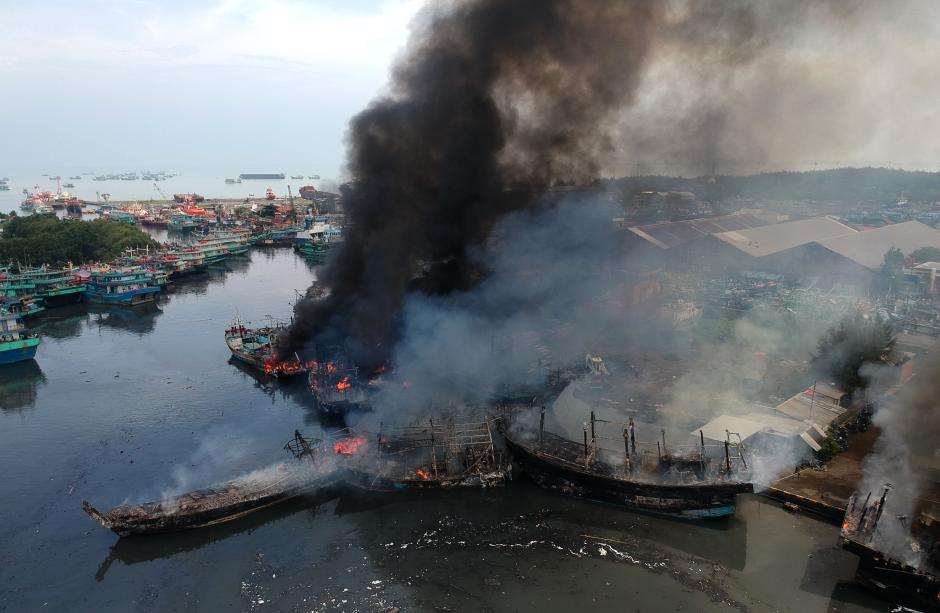 Begini Penampakan 13 Kapal Nelayan yang Hangus Terbakar di Pelabuhan Tegal-0