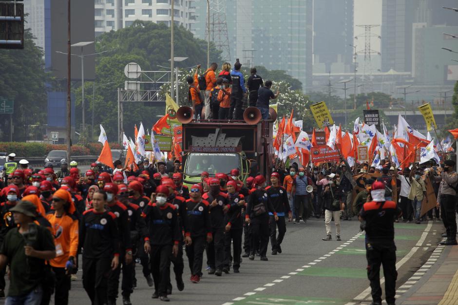 Peringati May Day, Ribuan Buruh Geruduk DPR-2