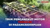 Truk Pengangkut Motor Terbalik Usai Hindari Minibus di Padangsidimpuan