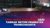 Diduga Sopir Mengantuk, Truk Boks Terguling Usai Tabrak Beton Pembatas TransJakarta di Jaksel