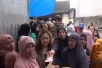 Demi Beras Gratis 5 Kg, Ratusan Emak-emak di Makassar Rela Antre Berdesakan