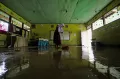 Semangat Para Siswa Bersihkan Lumpur Usai Kelas Terendam Banjir