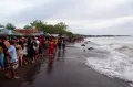 Pencarian Korban Tenggelam di Pantai Anging Mamiri