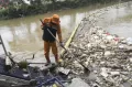 Pembersihan Sampah di Kali Bekasi