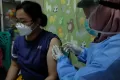 Warga Ikuti Vaksinasi Booster di Puskesmas Jombang