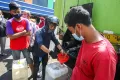 Bawa Jerigen Ukuran 5-20 Liter, Warga Serbu Minyak Goreng Murah di Pasar Kramat Jati
