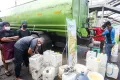 Bawa Jerigen Ukuran 5-20 Liter, Warga Serbu Minyak Goreng Murah di Pasar Kramat Jati