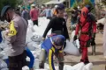 Rela Angkat Pasir, Deadpool Bantu Warga Bangun Tanggul Sungai di Wonokerto