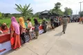 Antrean Panjang Warga Berburu Minyak Goreng di Indramayu