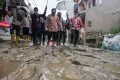 Intip  Gaya Mensos Tri Rismaharini Saat Tinjau Banjir di Bogor