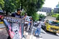 Aksi Solidaritas Outsider SID Jelang Sidang Pledoi Jerinx