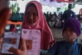 Pencairan Dana Bantuan Sosial Sembako di Kantor Pos Palembang