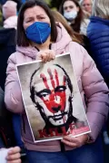 Gelombang Unjuk Rasa Tolak Invasi Rusia ke Ukraina Menggema di Eropa