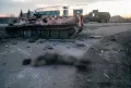 Mengerikan, Mayat Prajurit dan Tank Hancur Berserakan di Ukraina