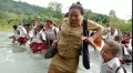 Bertaruh Nyawa Menyeberangi Sungai Lowolaka demi ke Sekolah