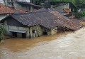 Penampakan Banjir Setinggi Atap Rumah Rendam Kota Serang