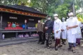 Kenakan Udeng, Anies Baswedan Hadiri Upacara Tawur Agung di Pura Aditya Jaya
