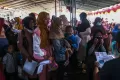 Emak-emak Gendong Bayi Demi Cairkan Bantuan Sosial Sembako
