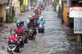 Banjir Rendam Jalan dan Permukiman Warga di Sidoarjo