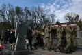 Potret Pemakaman 4 Prajurit Ukraina yang Gugur Akibat Serangan Roket Rusia