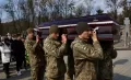 Potret Pemakaman 4 Prajurit Ukraina yang Gugur Akibat Serangan Roket Rusia