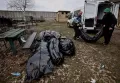 Relawan Evakuasi Mayat Warga Sipil yang Tewas di Jalanan Kota Bucha Ukraina