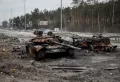 Saat Tank-tank Maut Rusia Jadi Besi Rongsokan di Jalanan Ukraina