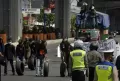 Unjuk Rasa di Makassar, Mahasiswa Bawa Ban Bekas dan Naik Truk