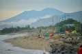 Sampah Berserakan di Pantai Padang
