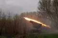 Balas Serangan Rusia, Prajurit Ukraina Tembakkan Roket Ganda BM-21 Grad