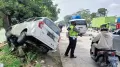 Kecelakaan di Jalur Pantura, Mobil Tabrak Motor Pemudik hingga Tersangkut Pohon