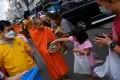 Umat Buddha Ikuti Tradisi Pindapatta