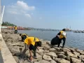 Bersihkan Sisa Sampah Usai Gelaran Formula E Jakarta