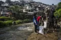 Aksi Memungut Sampah di Sungai Cikapundung Bandung