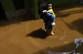 Banjir Kiriman Rendam Permukiman Warga di Kampung Melayu