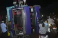 Truk Bermuatan Teh Kemasan Terbalik di Gowa, Nyaris Timpa Mobil Warga