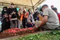 Isak Tangis Keluarga Iringi Pemakaman Pelawak Rini S Bon Bon