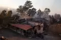 Api Kebakaran Hutan Lahap Rumah dan Mobil Warga di Athena