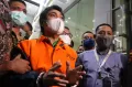 Diborgol dan Pakai Rompi Oranye, Mardani Maming Langsung Ditahan KPK