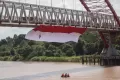 Aksi Pembentangan Bendera Merah Putih di Jembatan Kahayan