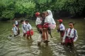 Potret Suram Pendidikan, Ratusan Siswa di Cianjur Terpaksa Menerjang Sungai Demi Bersekolah