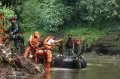 Keseruan Lomba Membersihkan Sampah Sungai Ciliwung Sambut HUT RI ke-77