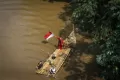 Pengibaran Bendera di Sungai Ciliwung Depok