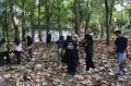 Ribuan Mahasiswa Baru Universitas Negeri Semarang Cetak Rekor Pembersihan Sampah Plastik pada Selokan