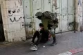 Terlibat Bentrok, Pemuda Palestina Ini Tersenyum dan Santai Saat Ditangkap Tentara Israel